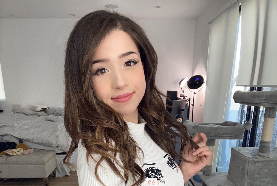 How tall is Pokimane? 